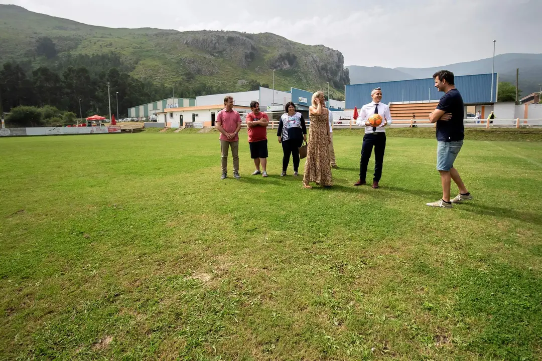 11:30 horas. Campo de fútbol de Vallegón. Sámano (Castro Urdiales)
El vicepresidente y consejero de Universidades, Igualdad, Cultura y Deporte, Pablo
Zuloaga, visita el campo de fútbol de Vallegón.
14 de junio de 2022
Fotografía: Silvia Bouzo