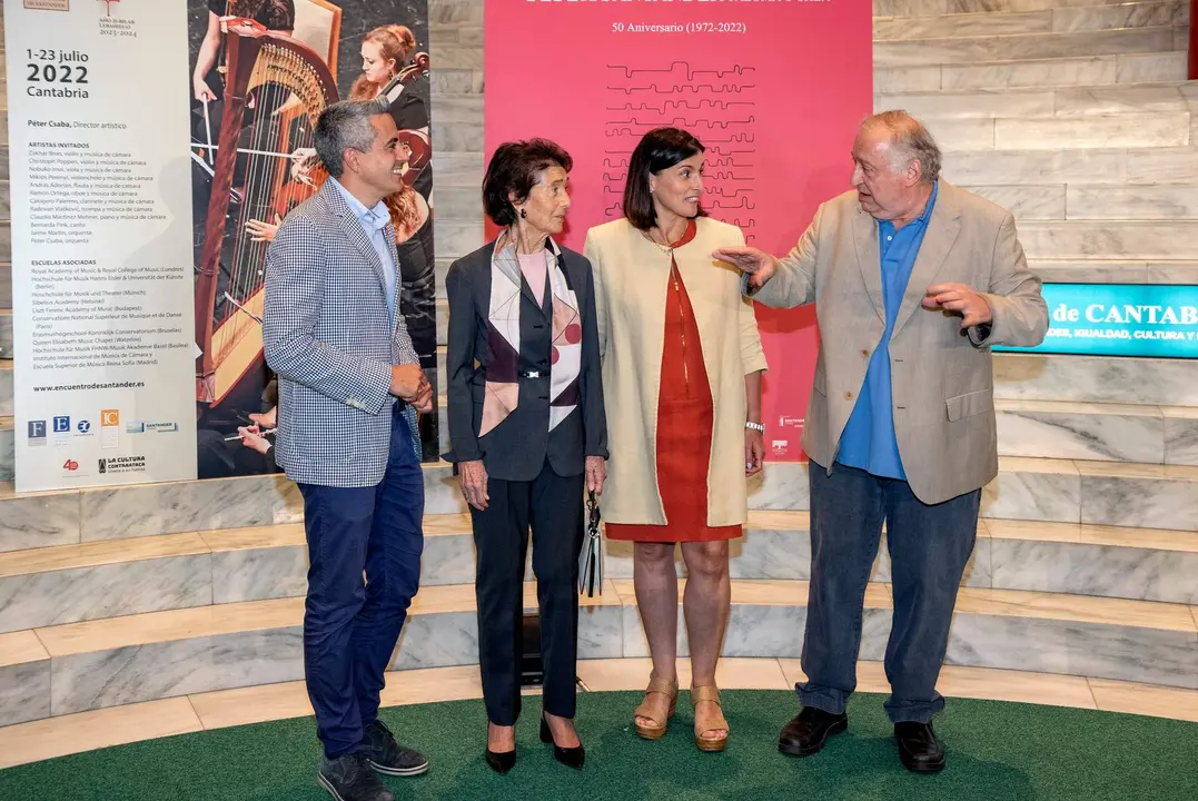 13:00 horas. Palacio de Festivales (Sala María Blanchard)
El vicepresidente y consejero de Universidades, Igualdad, Cultura y Deporte, Pablo Zuloaga, y la consejera de Educación y Formación Profesional, Marina Lombó participan en la presentación del verano cultural de la Fundación Albéniz, que incluye el Concurso Internacional de Piano de Santander Paloma O´Shea y el Encuentro de Música y Academia de Santander.
