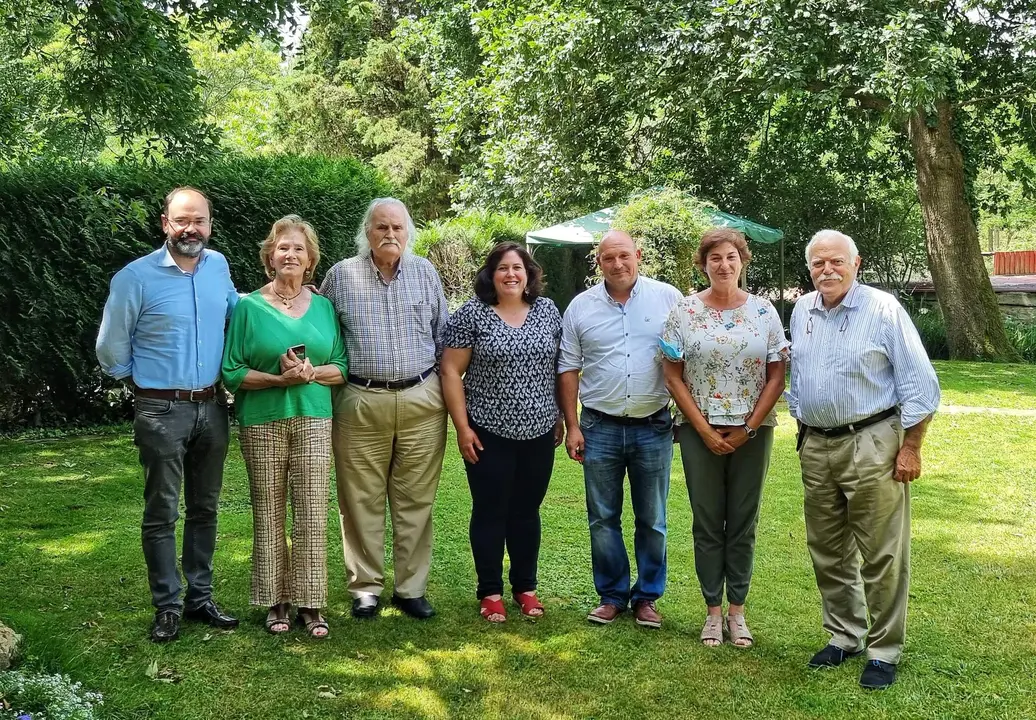 Urraca junto a los miembros del Patronato del Zoo de Santillana