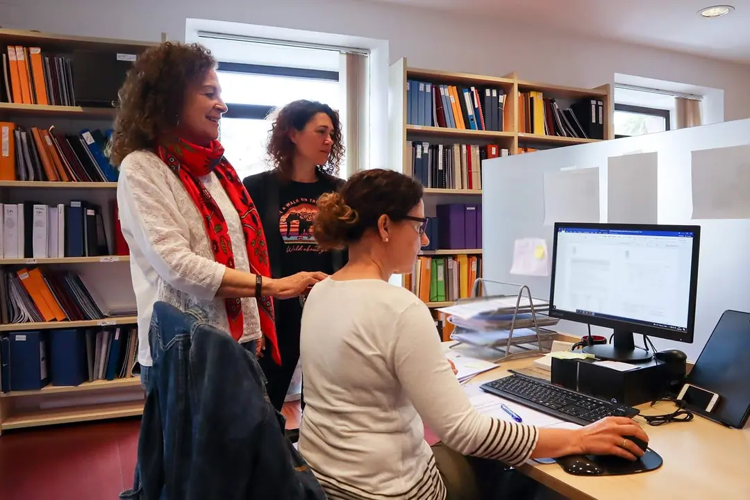 María Terersa Noceda Llano alcaldesa de Comillias en las oficinas de asministración del Ayto