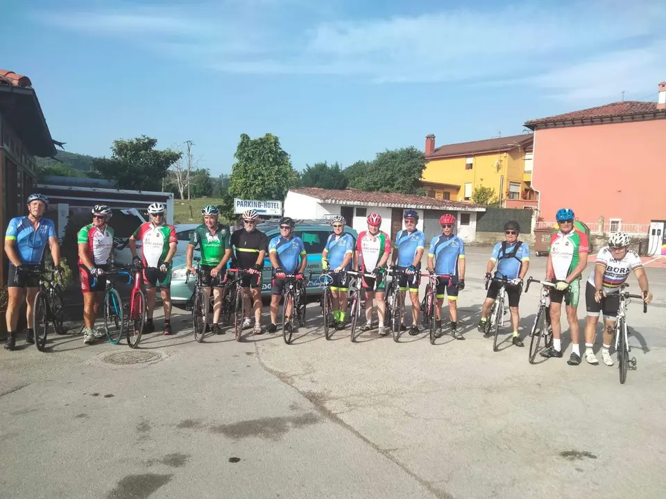 20220620- Cicloturistas en Torrelavega (6)