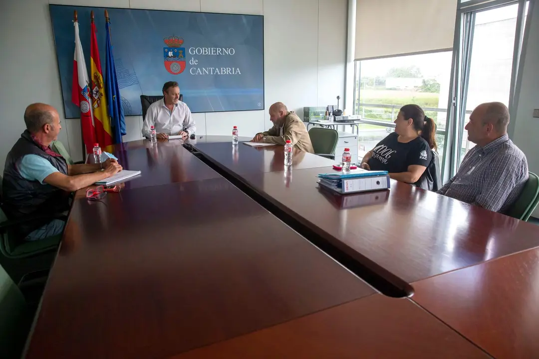 10:30 horas. Despacho del consejero de Desarrollo Rural, Ganadería, Pesca, Alimentación y Medio Ambiente
El consejero de Desarrollo Rural, Ganadería, Pesca, Alimentación y Medio Ambiente, Guillermo Blanco, recibe a representantes de la Asociación Canina de Cantabria. 22 JUNIO 2022 © Miguel De la Parra