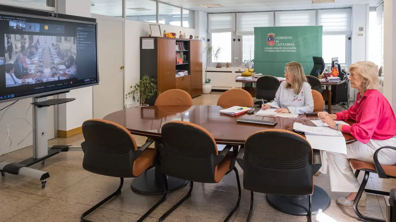 11:30 horas. Despacho de la consejera de Educación y Formación Profesional. La consejera de Educación y Formación Profesional, Marina Lombó, participa telemáticamente en la reunión de la Conferencia Sectorial de Educación. 23 de junio de 2022 © Raúl Lucio