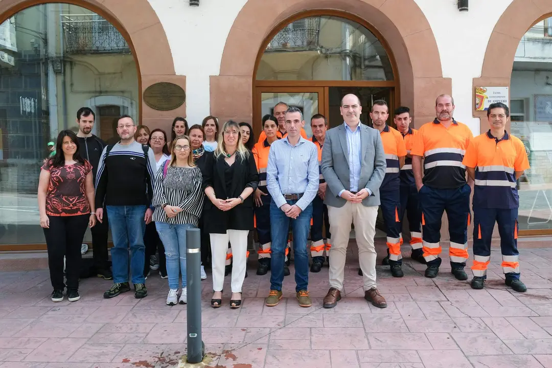 11:00 horas. Ayuntamiento de Ampuero. La consejera de Empleo y Políticas Sociales, Eugenia Gómez de Diego, da la bienvenida a los trabajadores del programa de Corporaciones Locales y mantendrá también una reunión con el alcalde, Víctor Gutiérrez. 24 de junio de 2022 © Raúl Lucio