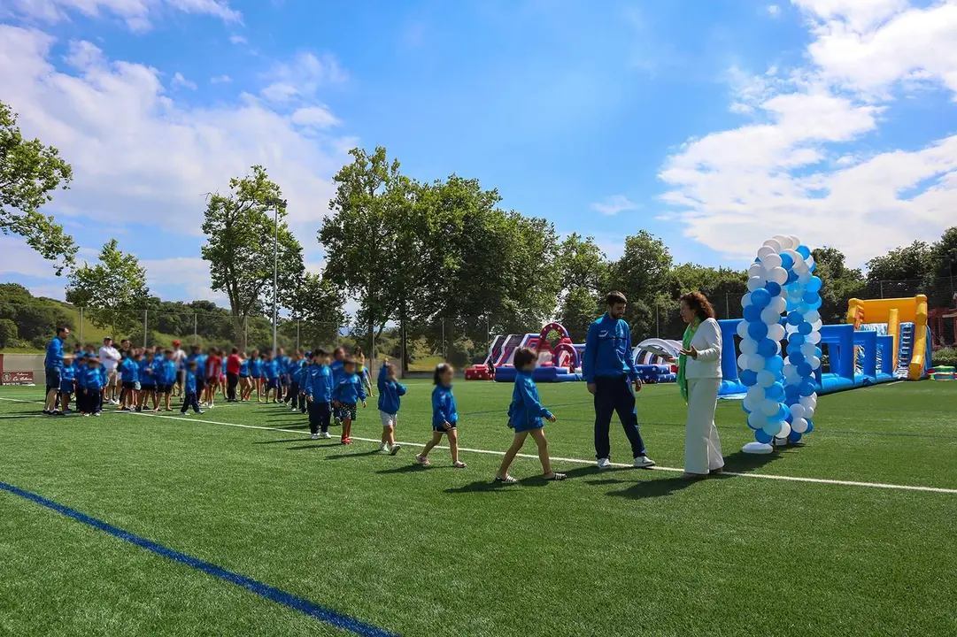 1El deporte base de Comillas celebró su fiesta de clausura con un gran parque acuático de hinchables