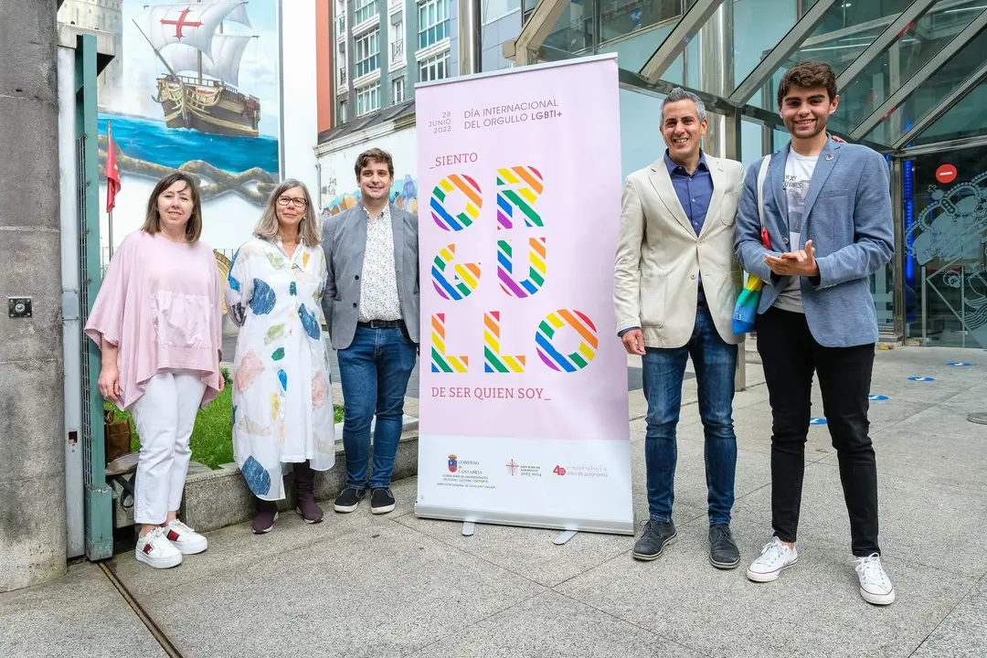 09:30 horas. Gobierno de Cantabria. El vicepresidente y consejero de Universidades, Igualdad, Cultura y Deporte, Pablo Zuloaga, asiste al despliegue de la lona con motivo del Día del Orgullo 2022. 27 de junio de 2022 © Raúl Lucio