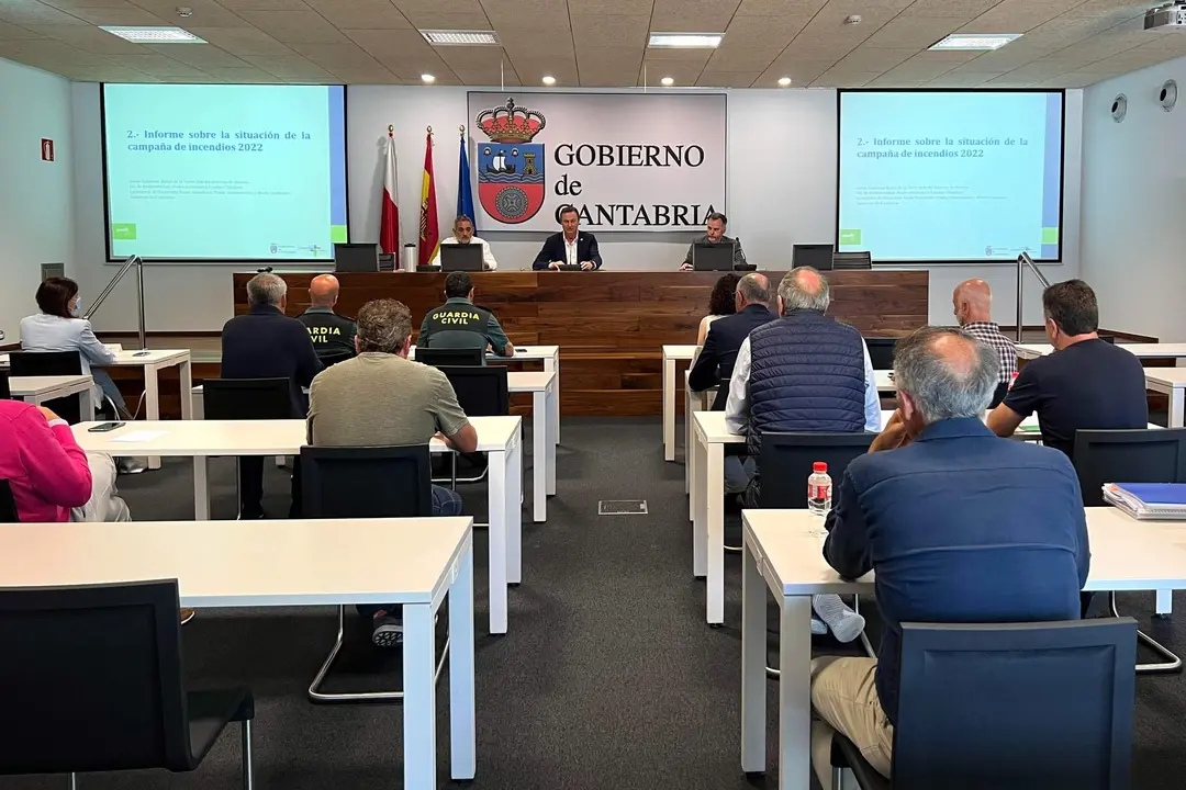 12:00 horas Salón de actos de la Consejería (planta 0)

 

El consejero de Desarrollo Rural, Ganadería, Pesca, Alimentación y Medio Ambiente, Guillermo Blanco, preside la Mesa para la Prevención y Lucha contra los Incendios Forestales en Cantabria. 28 junio 2022 © Oficina de comunicación