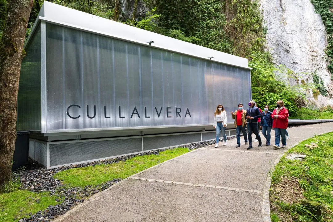 11.15 horas. Ramales de la Victoria. El vicepresidente y consejero de Universidades, Igualdad, Cultura y Deporte, Pablo Zuloaga, inaugura el centro de visitantes de la cueva de Cullalvera. 4 de agosto de 2021 Raúl Lucio