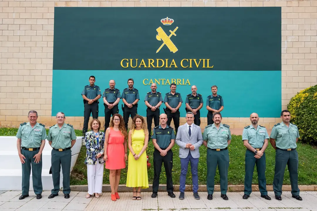 12:00 horas. Comandancia de la Guardia Civil en Cantabria (Campogiro)
El vicepresidente y consejero de Universidades, Igualdad, Cultura y Deporte, Pablo Zuloaga, entrega material audiovisual para la protección del patrimonio cultural.
