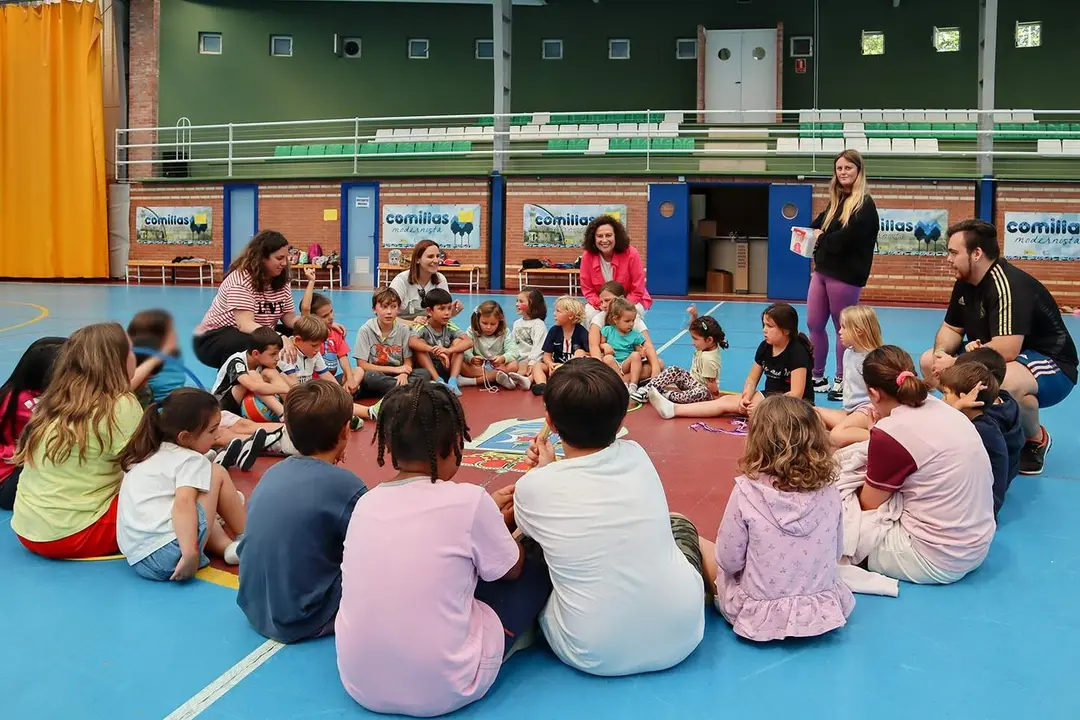 M&aacute;s de medio centenar de ni&ntilde;os disfrutan de la ludoteca de verano en Comillas
