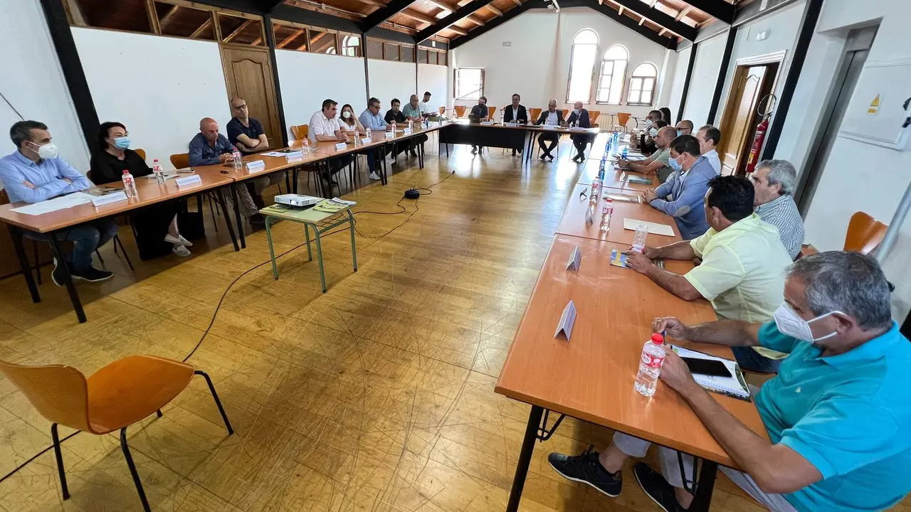 11:00 horas. Ayuntamiento de Escalante
El consejero de Desarrollo Rural, Ganadería, Pesca, Alimentación y Medio Ambiente, Guillermo Blanco, preside el Patronato del Parque Natural de las Marismas de Santoña, Victoria y Joyel.
07 de julio de 2022
Fotografía: Oficina de comunicación