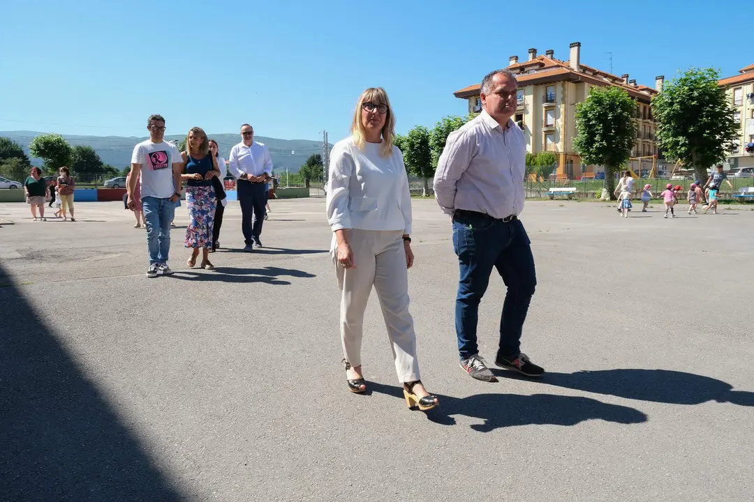 11:00 horas. Ayuntamiento de Cabezón de la Sal. La consejera de Empleo y Políticas Sociales, Eugenia Gómez de Diego, mantiene una reunión con el alcalde de Cabezón de la Sal, Víctor Reinoso, y con los concejales de la corporación. A continuación, la consejera visitará el Proyecto Tirachinas, cuyos monitores están contratados por las Corporaciones Locales. 8 de julio de 2022 © Raúl Lucio