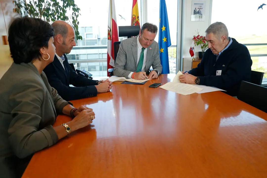 09:30.-  Sala de reuniones de la Consejería (tercera planta)
El consejero de Desarrollo Rural, Ganadería, Pesca, Alimentación y Medio Ambiente, Guillermo Blanco, firma un convenio de colaboración con AFCA.
26 mayo 2022 © Miguel De la Parra