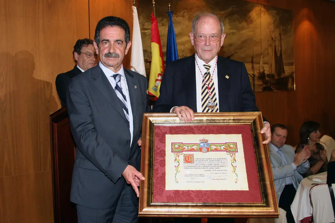 21:00	Hotel Bahía, Santander 	El Presidente de Cantabria, Miguel Ángel Revilla,  acompañado por el consejero de Economía y Hacienda, Ángel Agudo,  asiste al acto de entrega de la Medalla de Plata de Cantabria al economista Enrique Campos Pedraja.
Nacho Romero ©
26 may 06