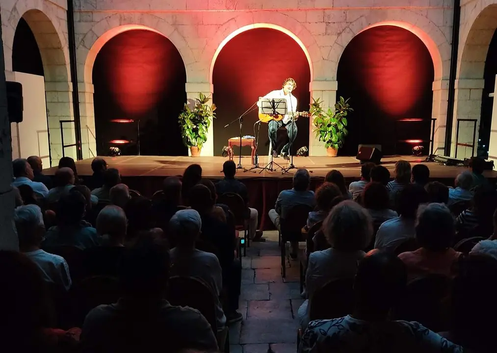 El ciclo de conciertos de pop-rock ‘El Patio del Espolón’ en Comillas finalizó con aforos completos todas sus noches