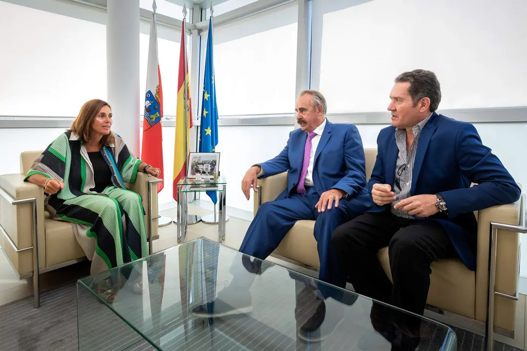 La Consejera de Presidencia, Interior, Justicia y Acción Exteriror, Paula Fernández Viaña, se reúne con el presidente de la Casa de Cantabria en México, Juan Manuel González Noriega. 
Fotografía: Silvia Bouzo