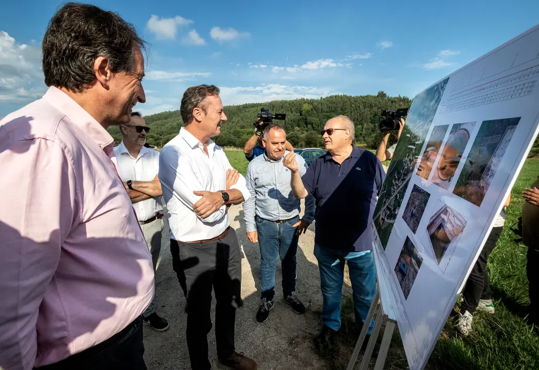 10:00 horas. Casar de Periedo, Cabezón de la Sal (Punto de encuentro: aparcamiento junto a la fábrica de productos alimentarios La Ermita)
Los consejeros de Obras Públicas, Ordenación del Territorio y Urbanismo, José Luis Gochicoa, y de Desarrollo Rural, Ganadería, Pesca, Alimentación y Medio Ambiente, Guillermo Blanco, visitan las obras de mejora de la red de saneamiento. 
24 de agosto de 2022
Fotografía: Silvia Bouzo