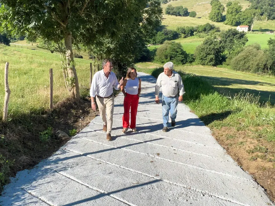 09:30.-Ayuntamiento de Solórzano
El consejero de Desarrollo Rural, Ganadería, Pesca, Alimentación y Medio Ambiente, Guillermo Blanco, inspecciona los trabajos que se han llevado a cabo por su Consejería en un camino rural del municipio.
12 de julio de 2022
Fotografía: Oficina de comunicación