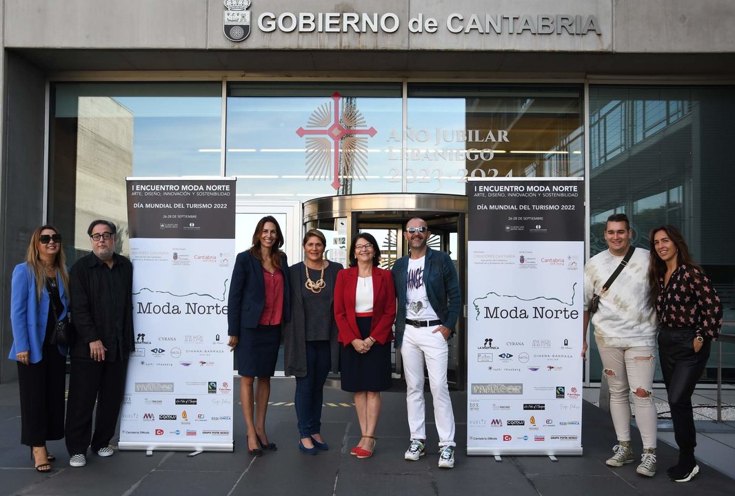 I Encuentro Moda Norte - Foto familia presentación con directoras generales Turismo y Comercio
