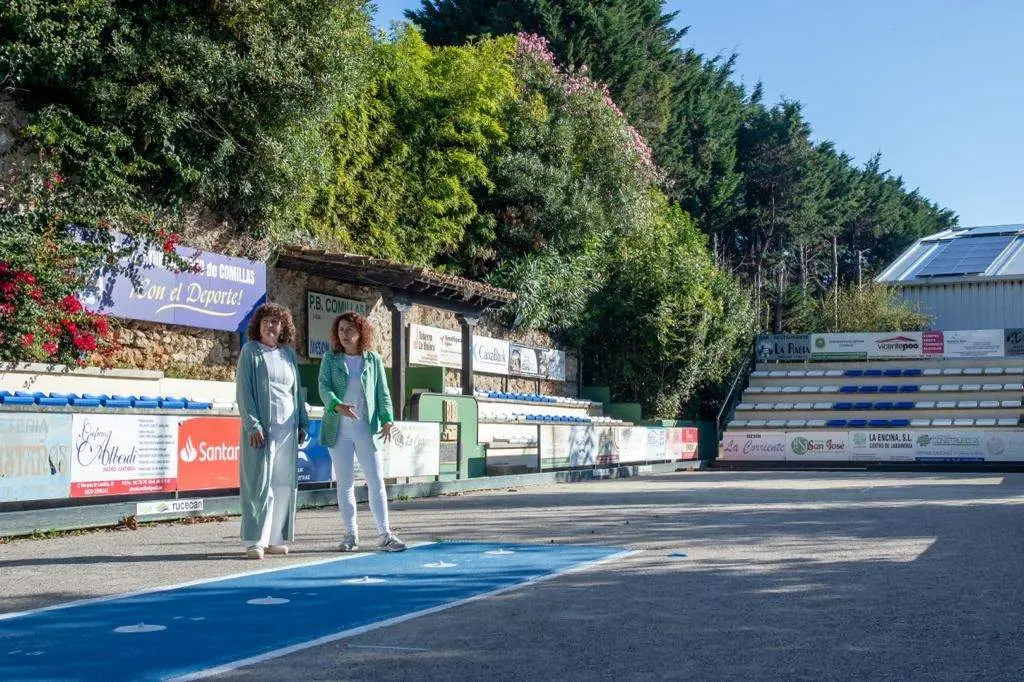 La alcaldesa de Comillas, María Teresa Noceda y la concejala Vanesa Sánchez en la bolera municipal