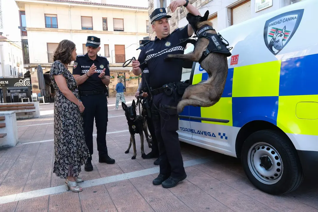 09:00 horas. Plaza Baldomero Iglesias. Torrelavega. La consejera de Presidencia, Interior, Justicia y Acción Exterior, Paula Fernández, asiste a la presentación de los nuevos medios destinados a la Unidad Canina de la Policía Local. 8 de julio de 2022 © Raúl Lucio