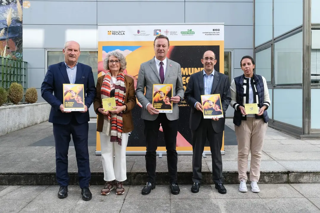 10:00 horas Sala de prensa del Gobierno de Cantabria. El consejero de Desarrollo Rural, Ganader&iacute;a, Pesca, Alimentaci&oacute;n y Medio Ambiente, Guillermo Blanco, presenta, en rueda de prensa, la campa&ntilde;a de concienciaci&oacute;n de reciclaje 'El mundo necesita un giro', junto al gerente de la zona norte de ECOEMBES, Fernando Bl&aacute;zquez. 4 de octubre de 2022 &copy; Ra&uacute;l Lucio