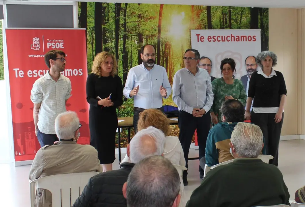 Urraca y concejales del Grupo Municipal Socialista en uno de los encuentros con vecinos