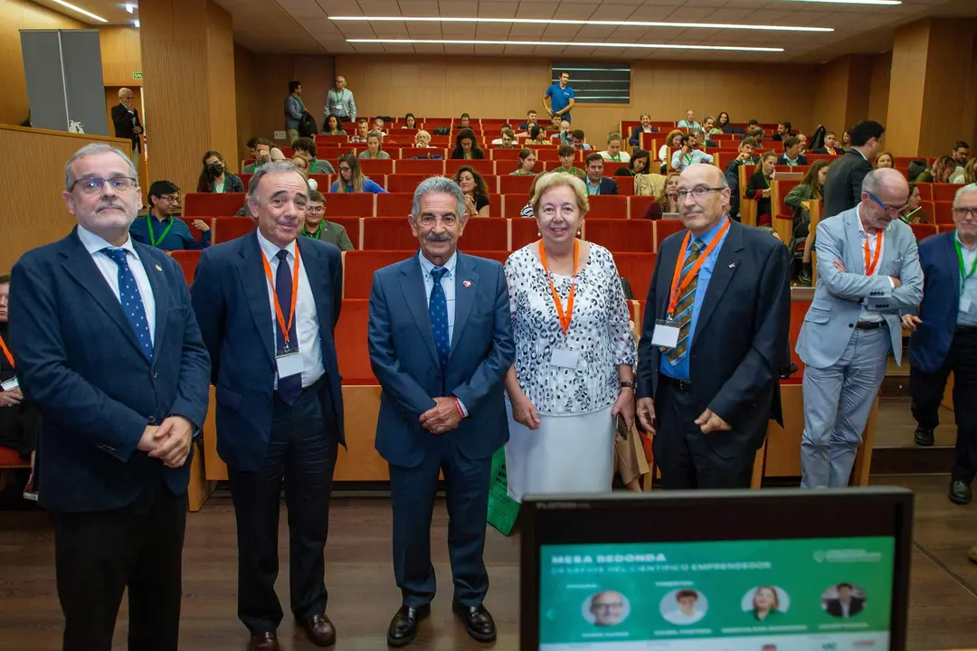 Escuela de Caminos de la UC
El presidente de Cantabria, Miguel Ángel Revilla, saluda a los participantes en el VI Congreso Nacional de Científicos Emprendedores
NR
6 OCT 22