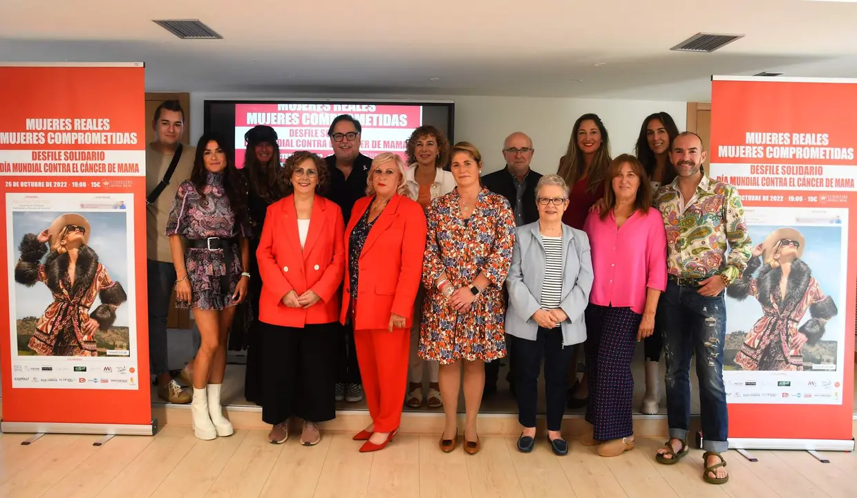 Desfile Solidario Mujeres Reales · Día Mundial Contra el Cáncer de Mama'22 - Foto familia presentación