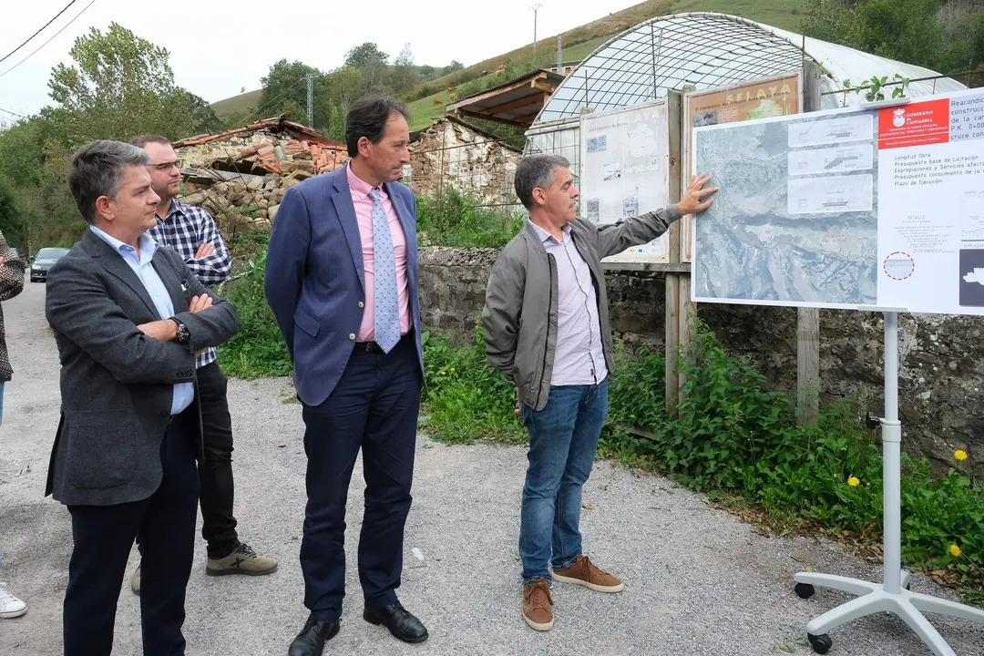 12:00 horas. Antiguas escuelas de Pisueña. Selaya. El consejero de Obras Públicas, Ordenación del territorio y Urbanismo, José Luis Gochicoa, presenta el proyecto de renovación del acceso a Pisueña. 18 de octubre de 2022 © Raúl Lucio