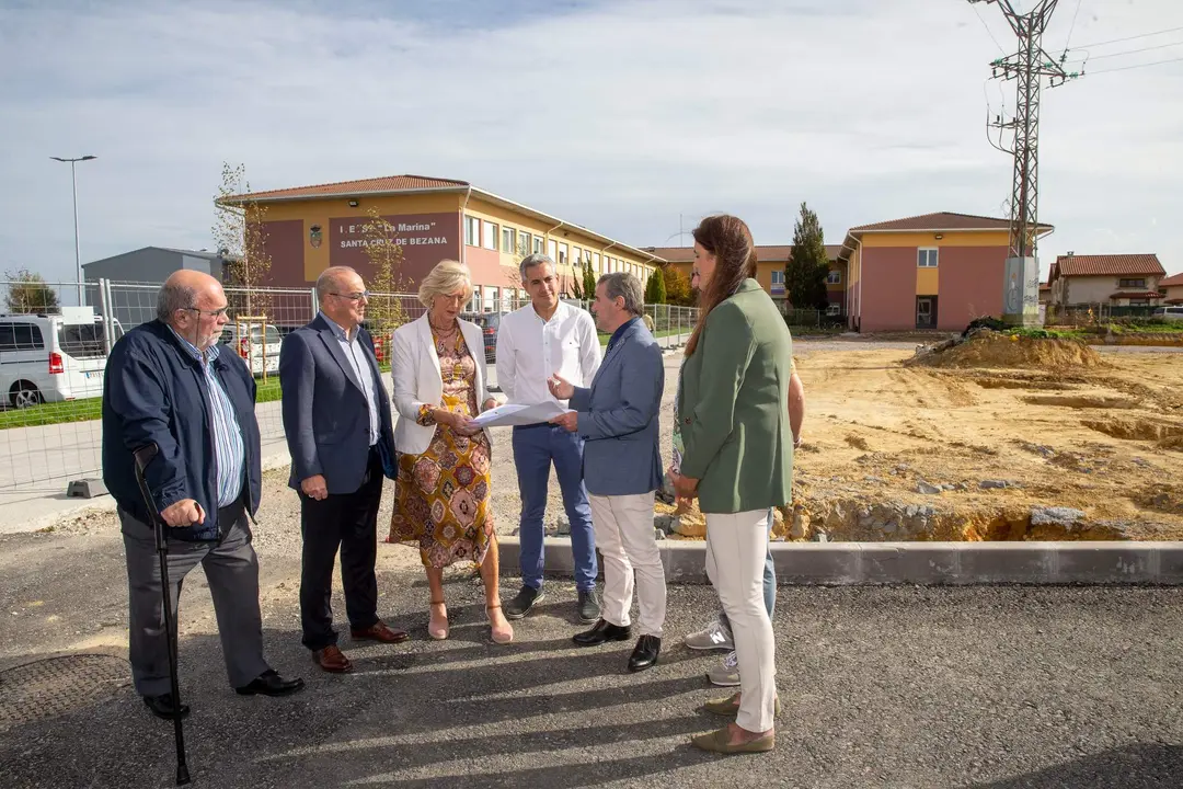 11:30 horas. Ayuntamiento de Santa Cruz de Bezana
El vicepresidente y consejero de Universidades, Igualdad, Cultura y Deporte, Pablo Zuloaga, y la consejera de Educación y Formación Profesional, Marina Lombó, participan en la firma del convenio de colaboración para la construcción de un nuevo polideportivo municipal. Posteriormente se visitará el terreno donde se ubicará el polideportivo, junto al IES La Marina. 19 OCTUBRE 2022 © Miguel De la Parra