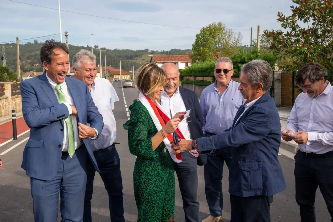 10:30 horas. Barrio La Aguilera, 16. Parbayón. Piélagos
El presidente de Cantabria, Miguel Ángel Revilla, y el consejero de Obras Públicas, Ordenación del Territorio y Urbanismo, José Luis Gochicoa, inauguran el acondicionamiento de la carretera CA-403 entre Parbayón y Riosapero. 19 OCTUBRE 2022 © Miguel De la Parra
