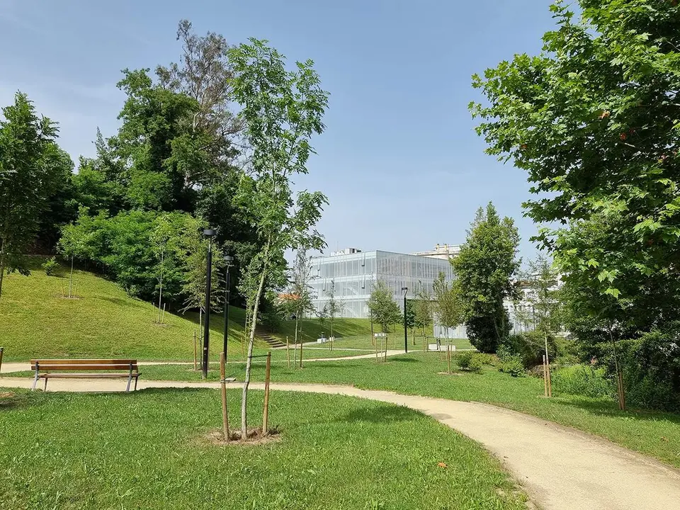 Parque de Miravalles que será prolongado ahora hasta la zona del tanatorio de Miravalles