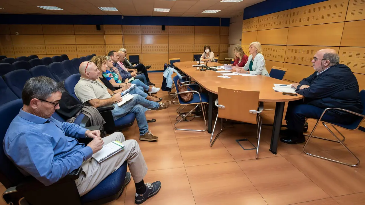 10:00 horas. Despacho del consejero de Obras Públicas, Ordenación del Territorio y Urbanismo
El consejero de Obras Públicas, Ordenación del Territorio y Urbanismo, José Luis Gochicoa, recibe al alcalde de Valderredible, Fernando Fernández. 
25 de octubre de 2022
Fotografía: Silvia Bouzo