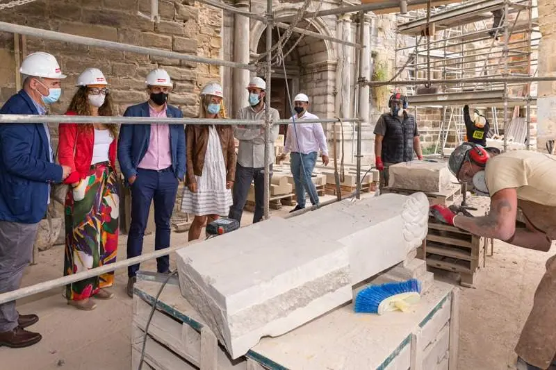 12:30 horas. Castro Urdiales. El vicepresidente y consejero de Universidades, Igualdad, Cultura y Deporte, Pablo Zuloaga, visita las obras de la iglesia de Santa María de la Asunción. 8 de julio de 2021 © Raúl Lucio