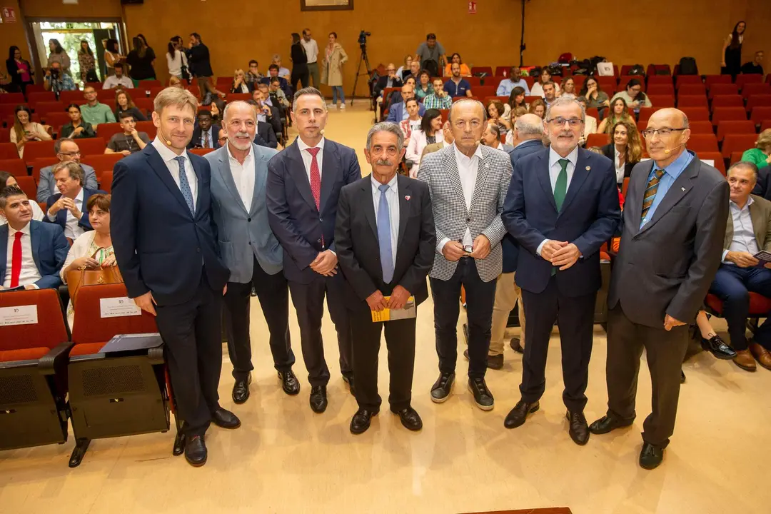 11:30 horas. Escuela Técnica Superior de Náutica de la Universidad de
Cantabria
El presidente de Cantabria, Miguel Ángel Revilla, y el consejero de Industria,
Turismo, Innovación, Transporte y Comercio, Javier López Marcano, participan en
la jornada conmemorativa del décimo aniversario del Centro Internacional
Santander Emprendimiento (CISE) 28 OCTUBRE 2022 © Miguel De la Parra