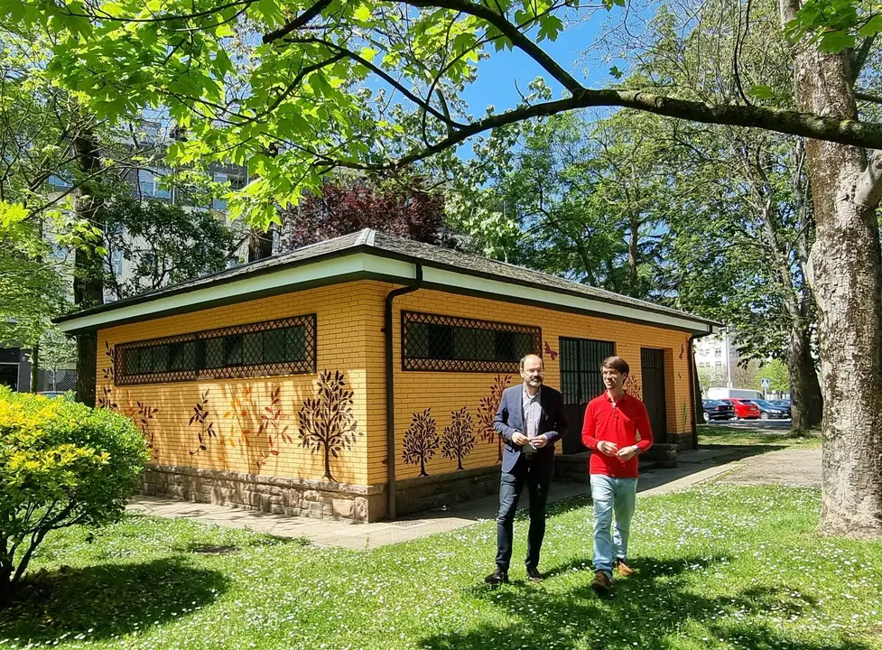 Los concejales Borja Sainz y José Luis Urraca junto a los servicios del parque Manuel Barquín