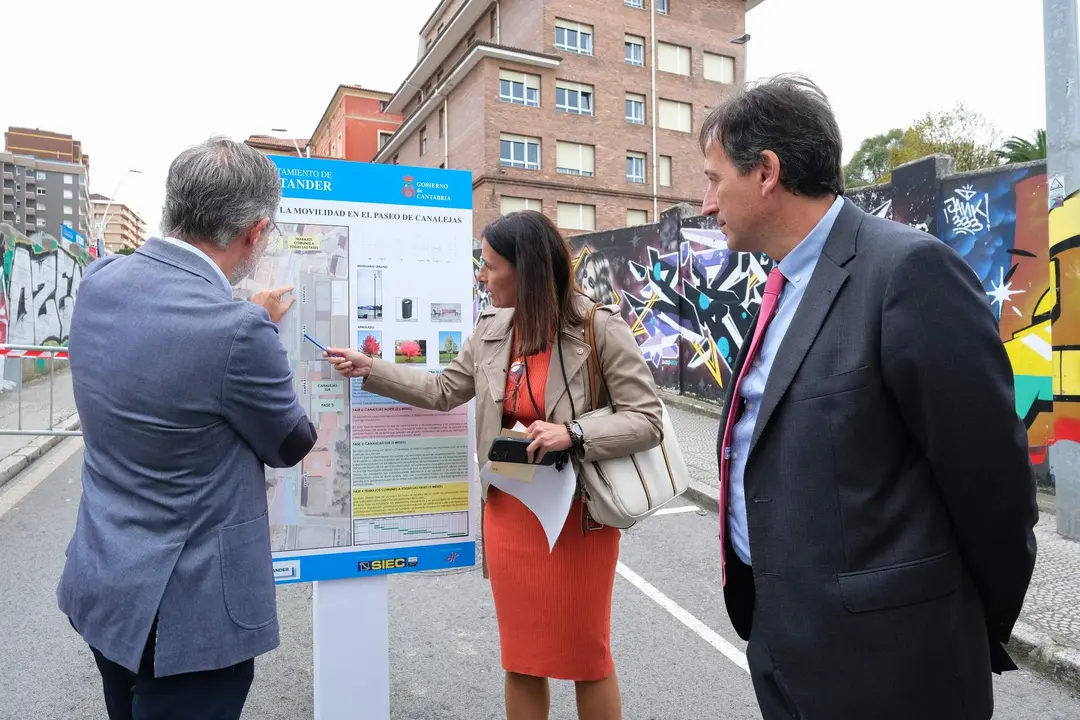 11:00 horas. Intersección de la calle Casimiro Sainz con Canalejas, Santander. 
El consejero de Obras Públicas, Ordenación del Territorio y Urbanismo, José Luis Gochicoa, visita las obras que se están acometiendo en la zona para mejorar la movilidad. 8 de noviembre de 2022 © Raúl Lucio