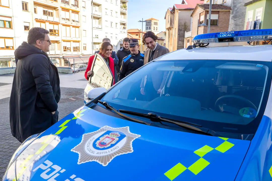 13:30 horas. Ayuntamiento de El Astillero

La consejera de Presidencia, Interior, Justicia y Acción Exterior, Paula Fernández, realiza una visita institucional al municipio y presenta el nuevo vehículo dela policía local. 
10 enero 2023 © Miguel De la Parra