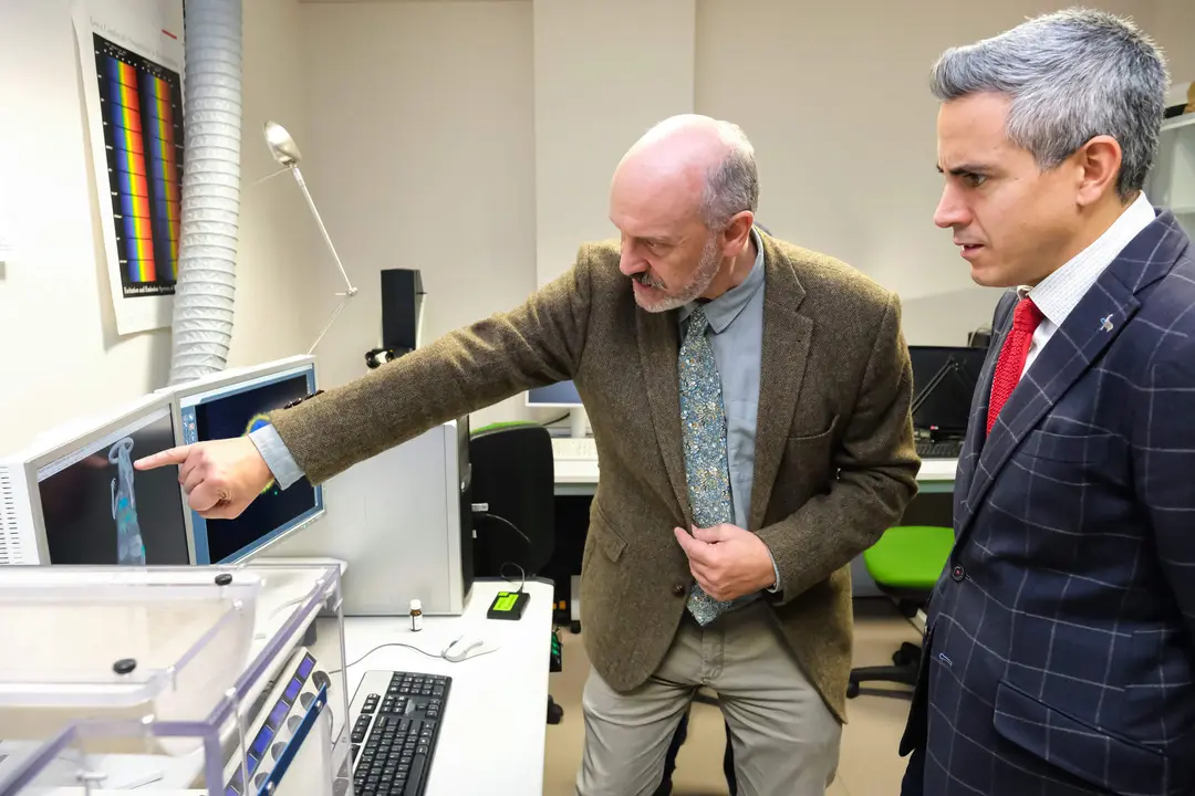 11:30 horas. Instituto de Biomedicina y Biotecnología de Cantabria (IBBTEC) (c/ Albert Einstein 22, Santander). El vicepresidente y consejero de Universidades, Igualdad, Cultura y Deporte, Pablo Zuloaga, y el consejero de Sanidad, Raúl Pesquera, visitan las instalaciones del IBBTEC. 12 de enero de 2023 © Raúl Lucio