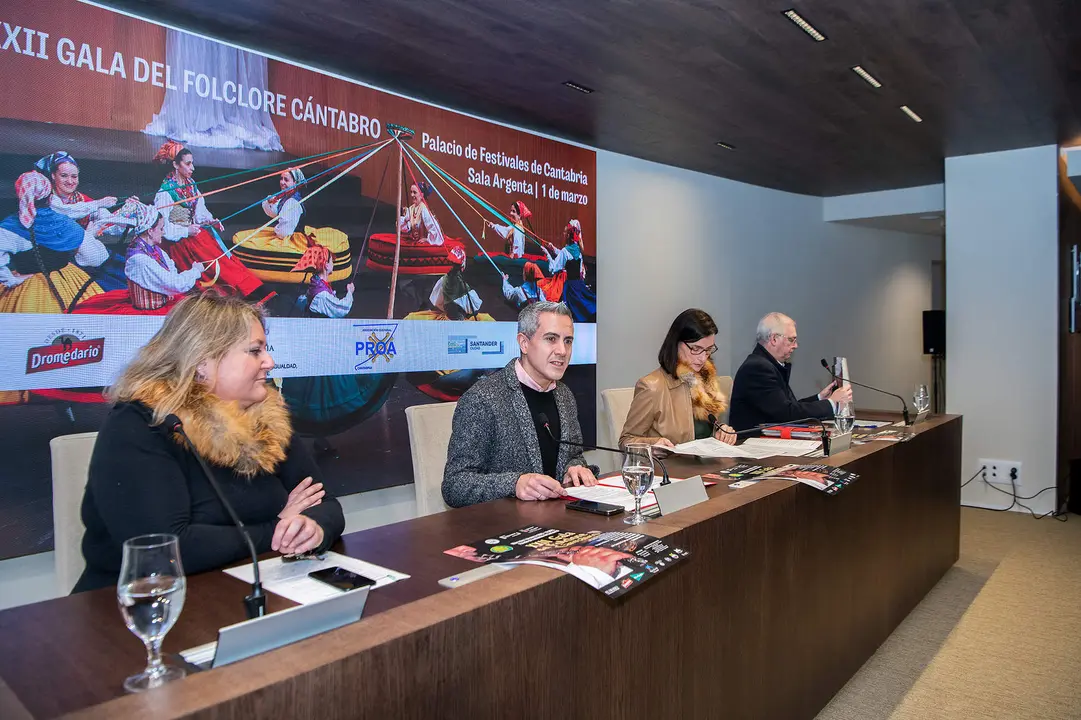 11:30 horas. Palacio de Festivales
El vicepresidente y consejero de Universidades, Igualdad, Cultura y Deporte, Pablo
Zuloaga, participa en la presentación de la Gala del Folclore Cántabro. 1 FEBRERO 2023 ©Oficina de comunicación