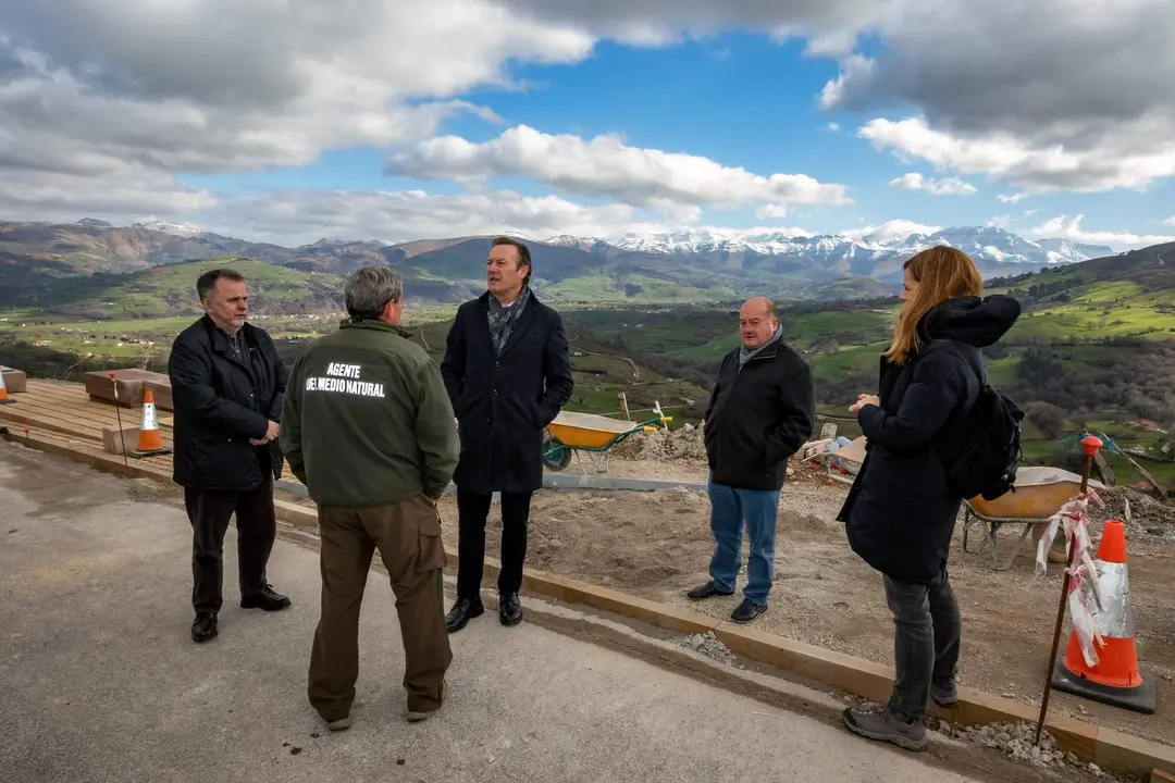 12:30 horas. Aloños, Villacarriedo
El consejero de Desarrollo Rural, Ganadería, Pesca, Alimentación y Medio Ambiente, Guillermo Blanco, visita las obras de construcción de un mirador en esta localidad.
Cobertura de nota y foto
