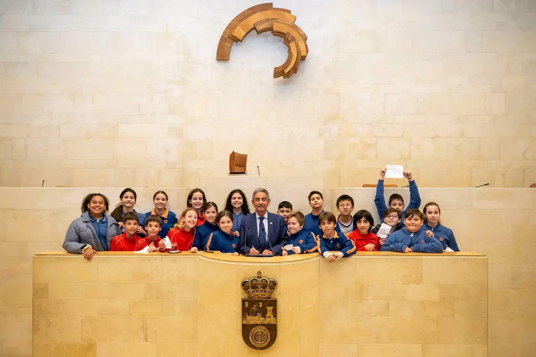 10:15 horas. Parlamento de Cantabria
El presidente de Cantabria, Miguel Ángel Revilla, acompaña a alumnos del colegio
Escolapios de Santander en su visita a la Cámara autonómica, en el marco del
programa ‘Escuela en democracia’.
14 FEBRERO 2023 © Miguel De la Parra