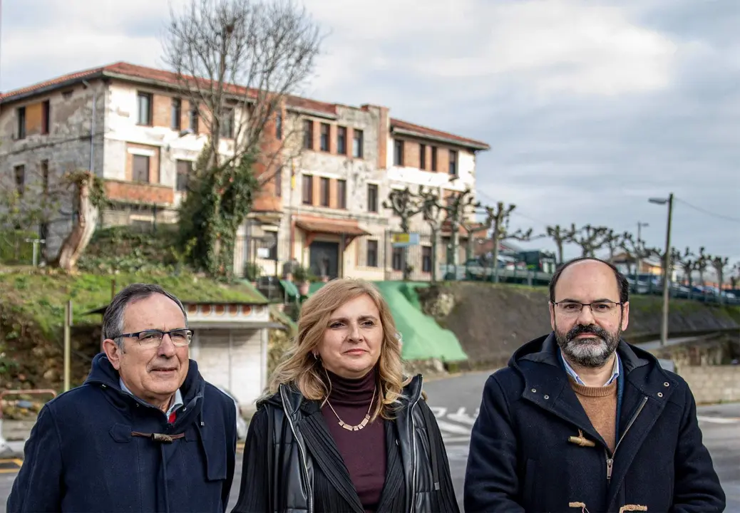 Urraca junto a representantes de su partido frente al Cuartel de la Guardia Civil de Torrelavega (1)