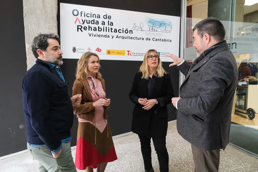 10:00 horas. Espacio Ricardo Lorenzo. Calle los Aguayos nº 5, Santander. La consejera de Empleo y Políticas Sociales, Eugenia Gómez de Diego, inaugura la `Oficina de Rehabilitación´ del Colegio de Arquitectos, acompañada de la directora general de Vivienda, Alicia García, y del decano del Colegio Oficial de Arquitectos de Cantabria, Moisés Castro. 17 de febrero de 2023 © Raúl Lucio