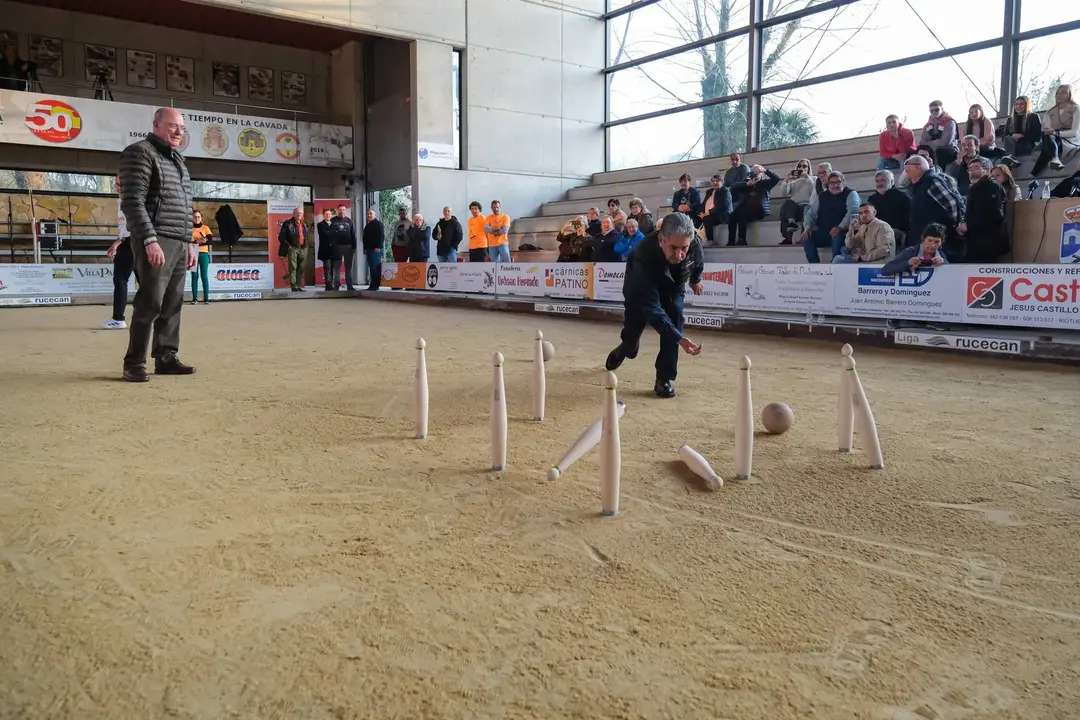 17:45 horas. Bolera La Encina, La Cavada, Riotuerto. El presidente de Cantabria, Miguel Ángel Revilla, y la consejera de Educación y Formación Profesional, Marina Lombó, asisten a la jornada solidaria ‘Emboca por la fibrosis quística’. 18 de febrero de 2023 © Raúl Lucio