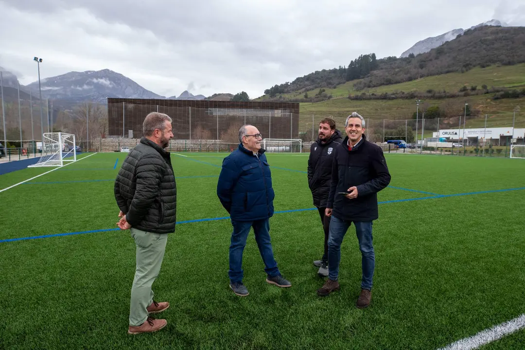 11:45 horas. Campo de fútbol de Tama
El vicepresidente y consejero de Universidades, Igualdad, Cultura y Deporte, Pablo
Zuloaga, informa sobre las obras de mejora de las instalaciones deportivas. 22 FEBRERO 2023 © Miguel De la Parra