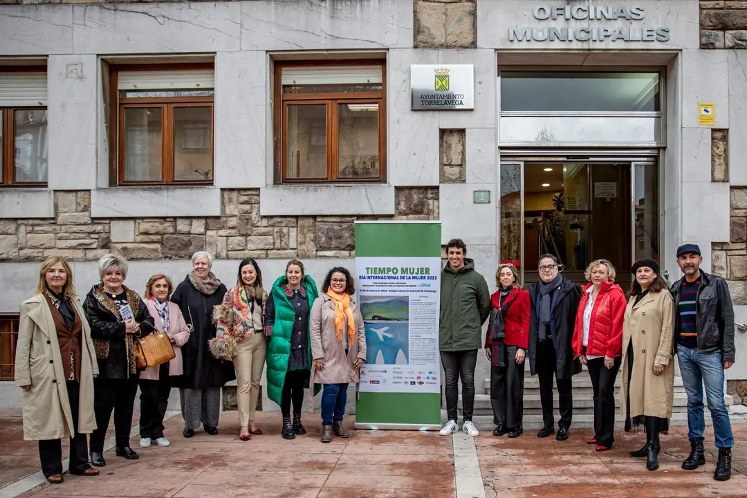 Jornadas Tiempo Mujer Torrelavega - Día Internacional de la Mujer 2023 · Presentación foto familia