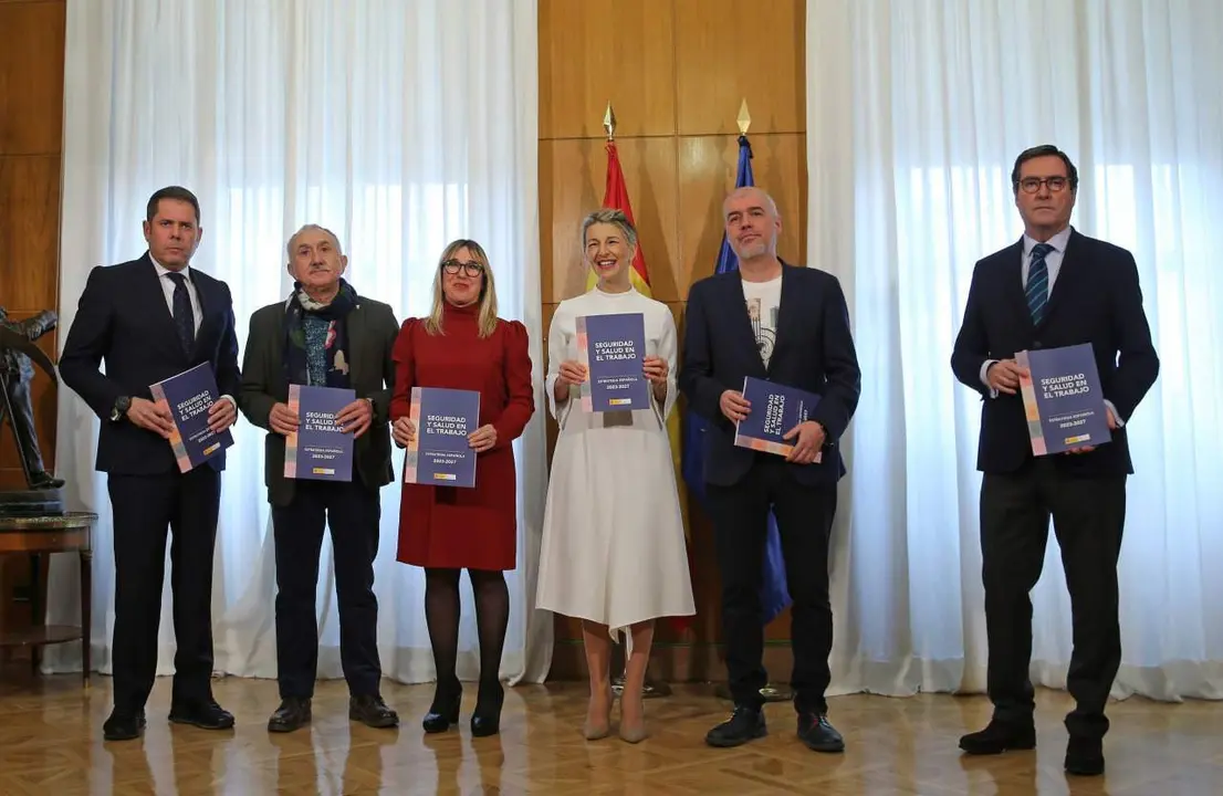 12:00 horas. Ministerio de Trabajo y Economía Social, Madrid
La consejera de Empleo y Políticas Sociales, Eugenia Gómez de Diego, asiste a la
presentación del acuerdo de Diálogo Social para la aprobación de la Estrategia
Española de Seguridad y Salud en el Trabajo, 2023-2027. © Oficina de comunicación