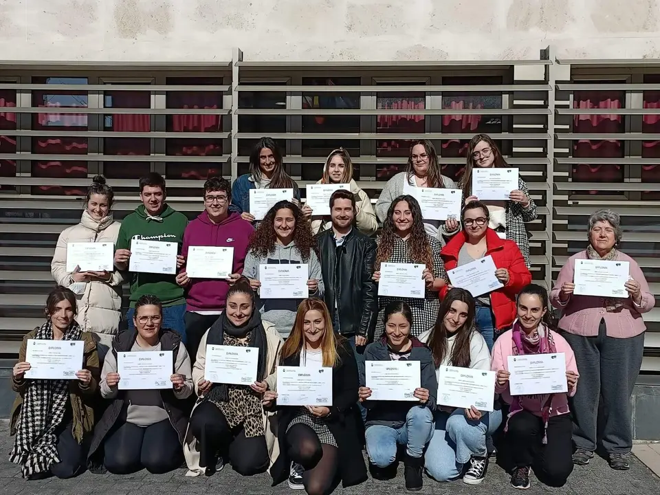 Entrega de diplomas  de la parte práctica del Curso de Monitor de Tiempo Libre en Suances